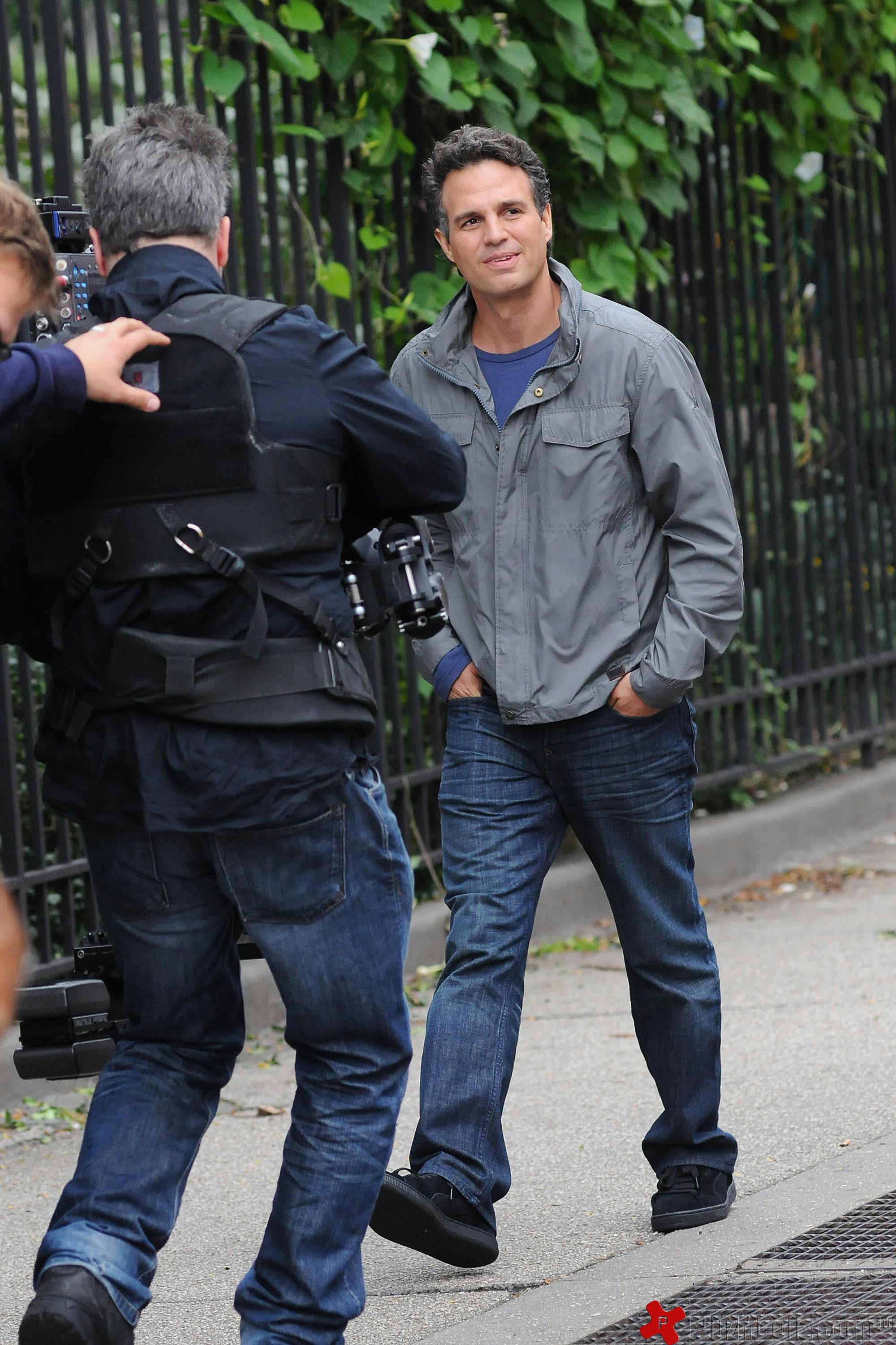 Mark Ruffalo - Cast members on the set of 'Thanks for Sharing', filming on location | Picture 94768